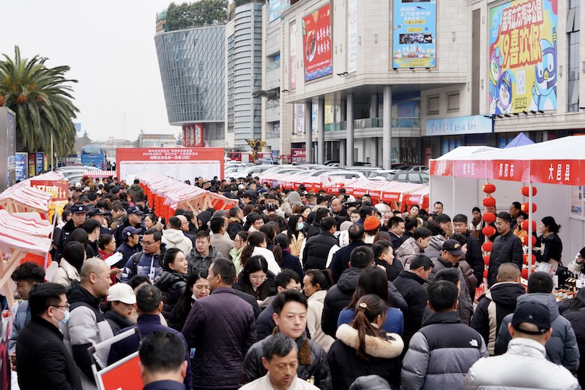 2024年成都市“春風(fēng)行動”啟動儀式暨大型招聘活動現(xiàn)場人頭攢動，求職者穿梭在各大企業(yè)展位前，希望能找到心儀的工作。成都人社供圖