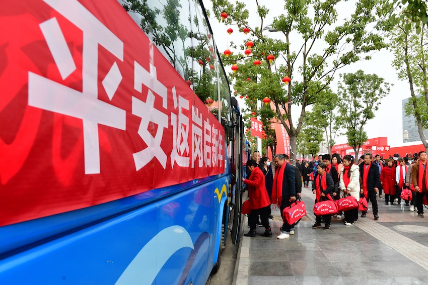 資陽市雁江區(qū)，外出務(wù)工人員乘坐返崗專車前往務(wù)工城市。四川人社供圖