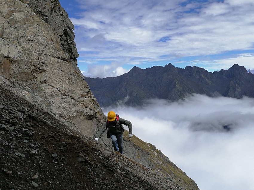 康定長(zhǎng)巖窩野外踏勘。四川省自然資源廳供圖