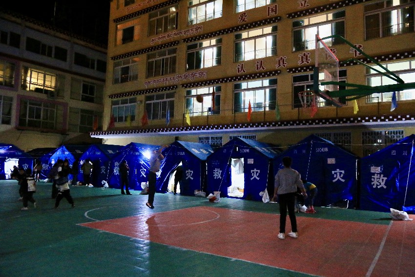 雅江縣城關第一完全小學安置點。人民網(wǎng)記者 朱虹攝