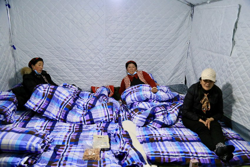 雅江縣城關(guān)第一完全小學(xué)安置點(diǎn)的群眾。人民網(wǎng)記者 朱虹攝