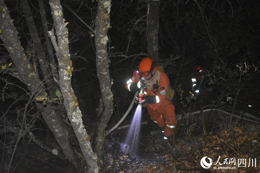 深夜，四川省森林消防總隊攀枝花市支隊森林消防員正在全力撲救山火。殷豪良攝
