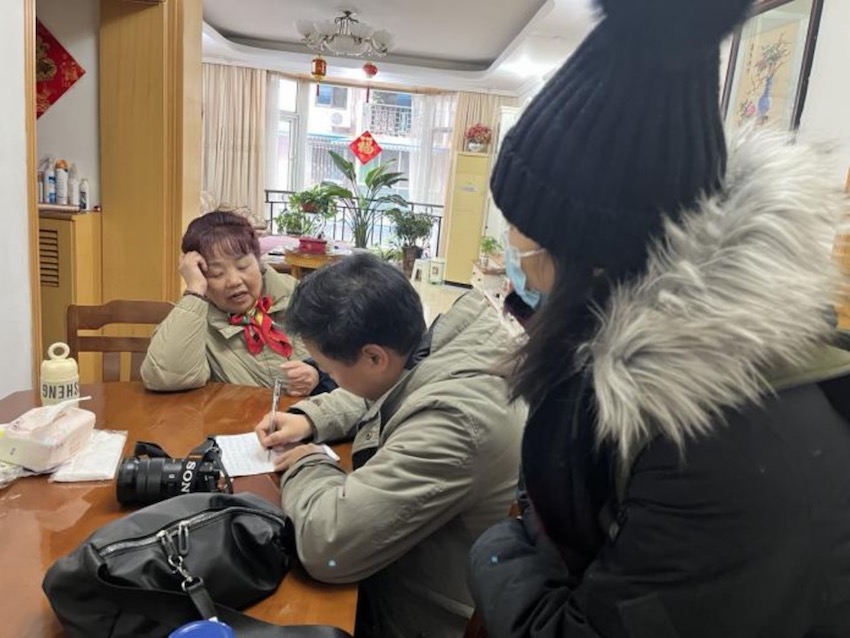 清溪庭苑小區(qū)，吳瓊仙入戶了解需求。社區(qū)供圖