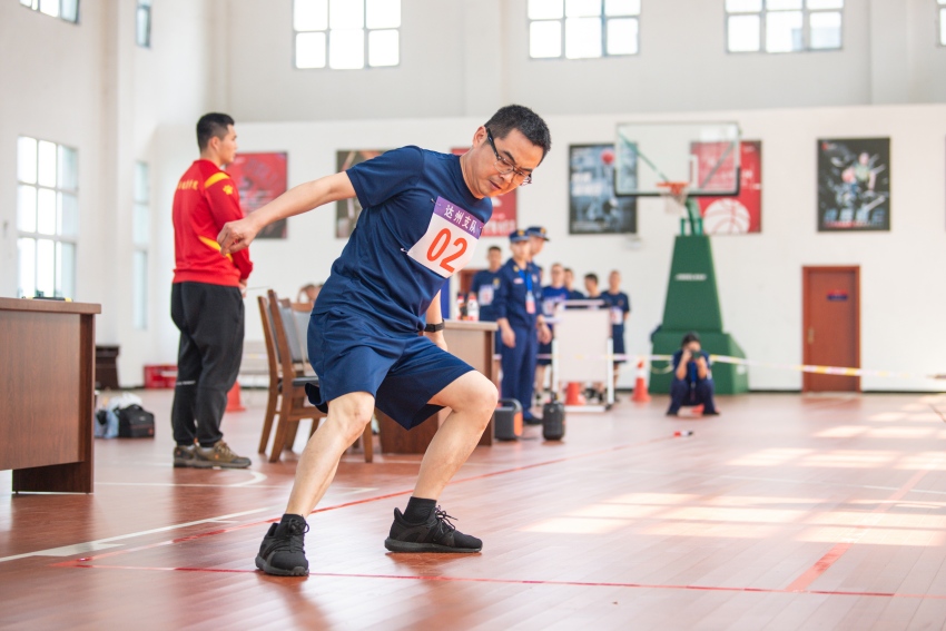 消防員正在參加5x10米折返跑比賽。達(dá)州市消防救援支隊(duì)供圖