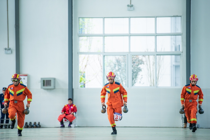 消防員正在進行5x40米搬運重物折返比賽。南充市消防救援支隊供圖