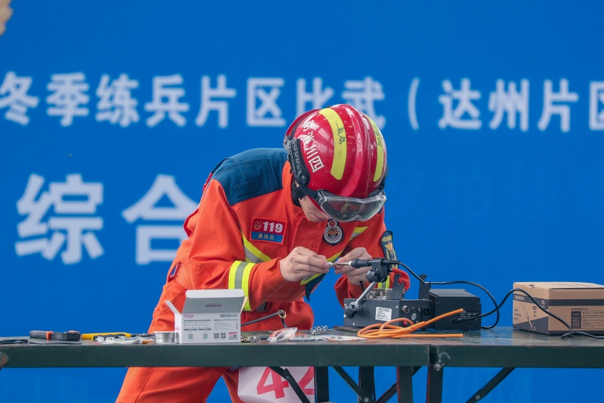 消防員正在進(jìn)行信通科目比賽。廣元市消防救援支隊供圖