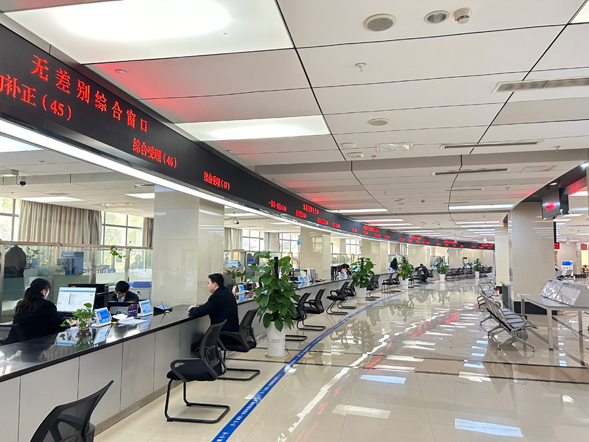 蒼溪縣政務(wù)服務(wù)大廳辦公窗口。蒼溪縣行政審批局供圖