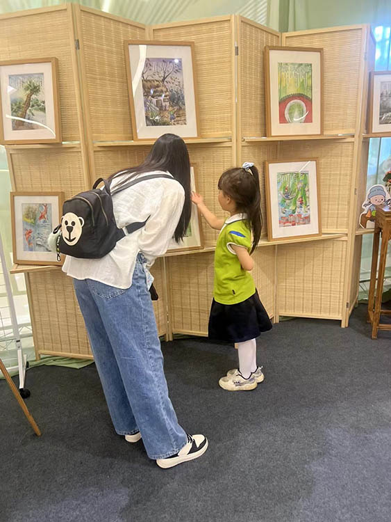 小學(xué)生向市民介紹作品內(nèi)容。成都市草堂小學(xué)供圖