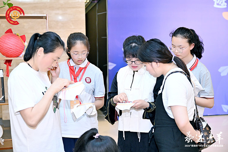 老師教學(xué)生做十字繡。成都市文翁實(shí)驗(yàn)中學(xué)供圖