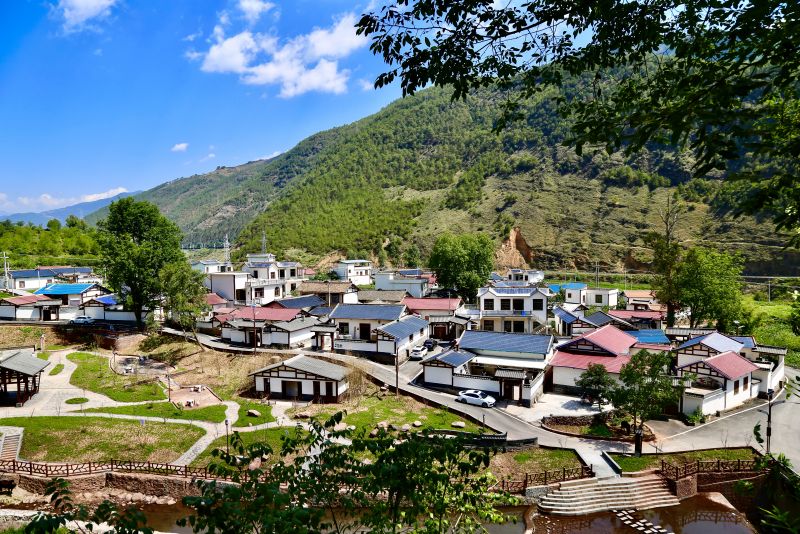 茶香飄滿山、村居舊貌換新顏。喜德縣委組織部供圖