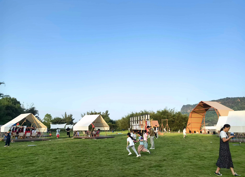 市民在“蔗有風(fēng)”江畔自然營地露營。許亞琴攝