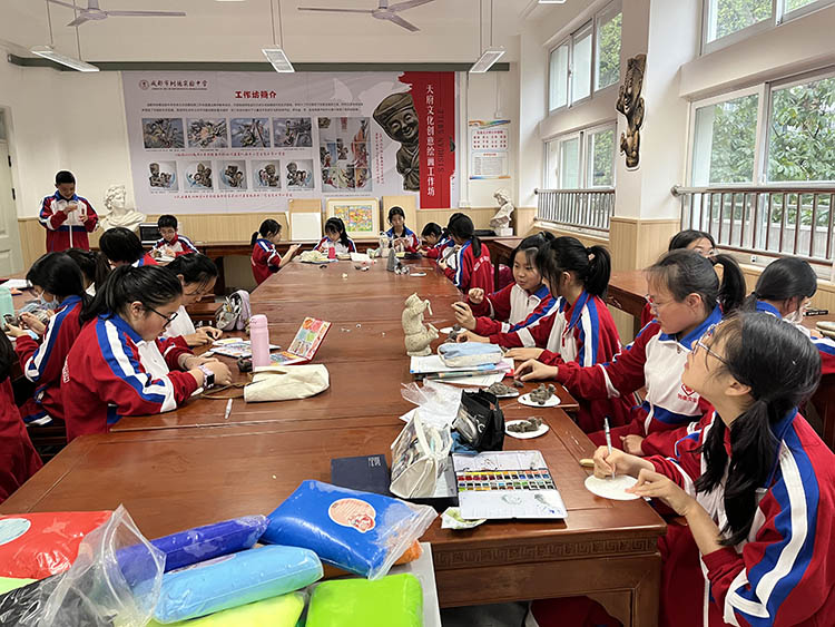 同學(xué)們?cè)趯W(xué)校工作坊創(chuàng)作。成都市樹(shù)德實(shí)驗(yàn)中學(xué)供圖