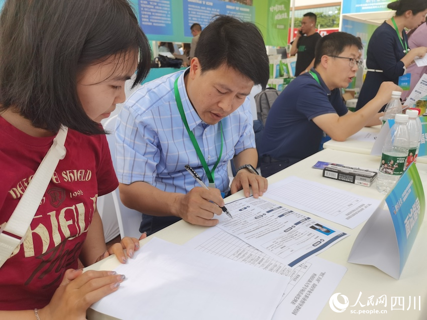 就業(yè)導(dǎo)師羅峰在為學(xué)生進(jìn)行簡(jiǎn)歷指導(dǎo)。人民網(wǎng) 郭瑩攝