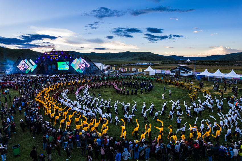 千人郭莊，祝愿安康。阿壩州委宣傳部供圖