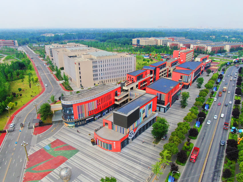 成都影視城已然成為影視拍攝熱土。何曼青攝