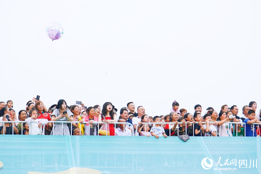 觀眾為比賽隊(duì)伍吶喊助威。人民網(wǎng) 趙祖樂(lè)攝