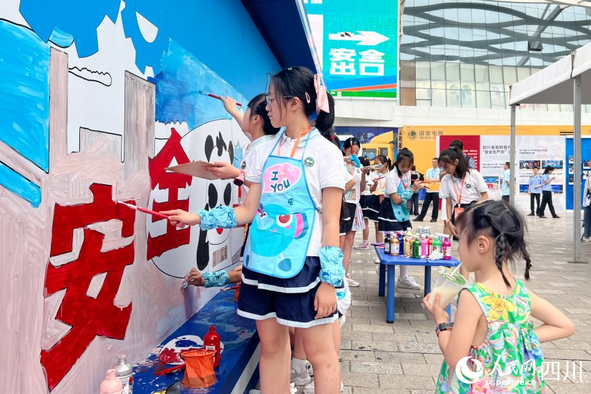 小朋友們用他們喜愛的方式描繪心中的安全世界。人民網(wǎng) 趙祖樂攝