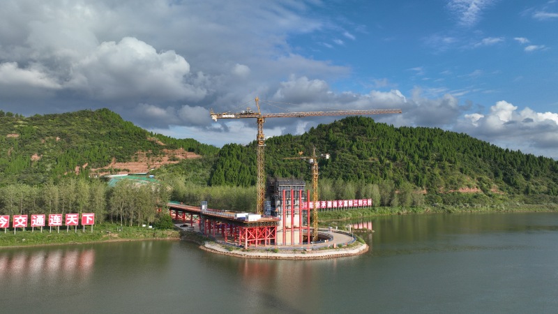 由四川鐵建承建的成達(dá)萬(wàn)高鐵8標(biāo)嘉陵江特大橋，全長(zhǎng)6224.98米，主橋主跨328米，為時(shí)速350公里雙線混合梁矮塔斜拉橋的同類型世界第一。四川鐵建供圖