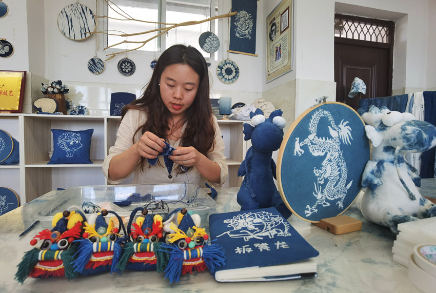 余思思將扎染技藝帶到了課堂中。楊理攝