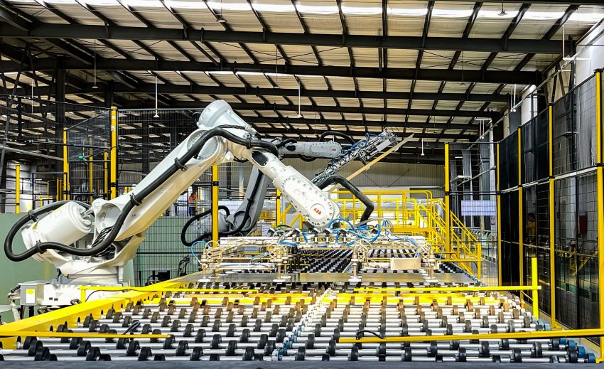 凱盛（自貢）新能源公司太陽能超白壓延光伏玻璃生產(chǎn)線。沿灘區(qū)委宣傳部供圖