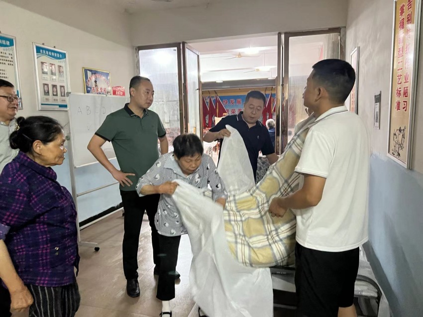 在安置點(diǎn)為群眾發(fā)放物資。宣漢縣委宣傳部供圖