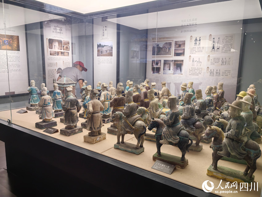 工作人員維護(hù)蜀王陵環(huán)境衛(wèi)生。人民網(wǎng)記者 劉海天攝