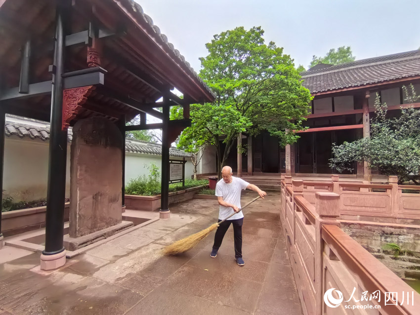 肖大爺守護(hù)文物56年了。人民網(wǎng)記者 劉海天攝