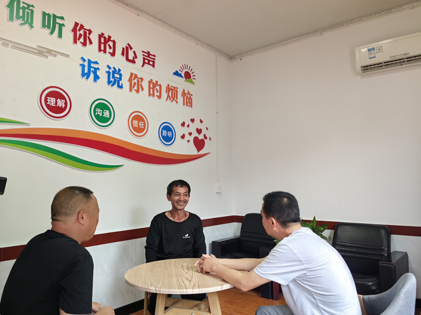 村干部在村級互助養(yǎng)老服務(wù)站內(nèi)為村民解憂。姜曉鳳攝