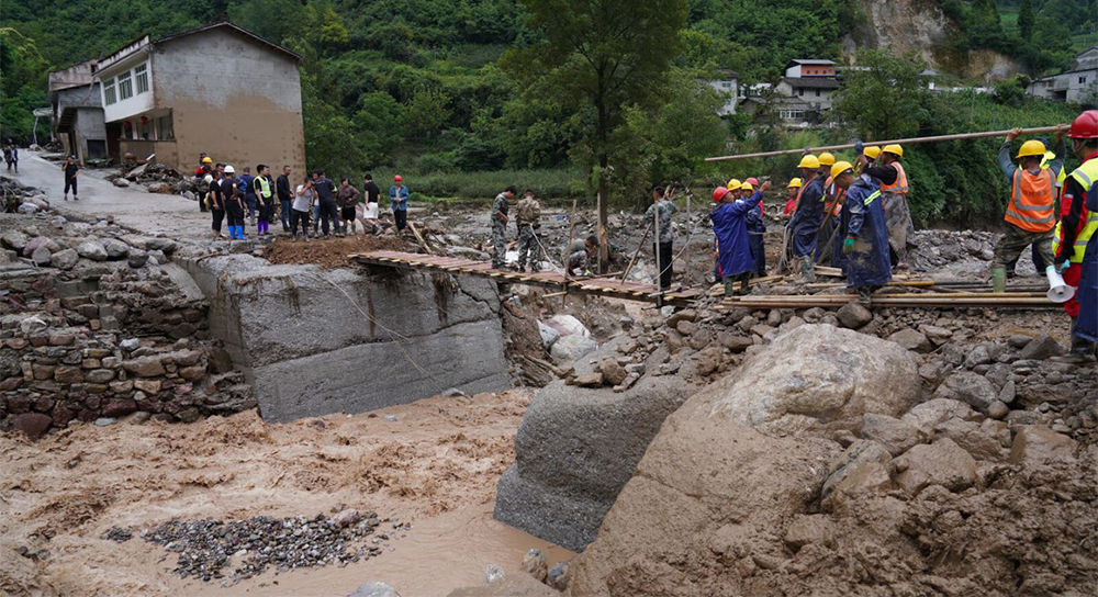 直擊四川漢源搶險(xiǎn)救災(zāi)現(xiàn)場:搭建便橋。雅安市融媒體中心、漢源縣融媒體中心供圖