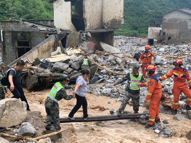 救援現(xiàn)場。雅安軍分區(qū)供圖