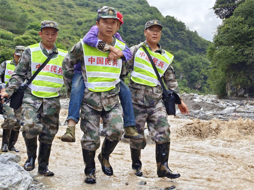 官兵民兵持續(xù)奮戰(zhàn)救援一線。四川省軍區(qū)供圖