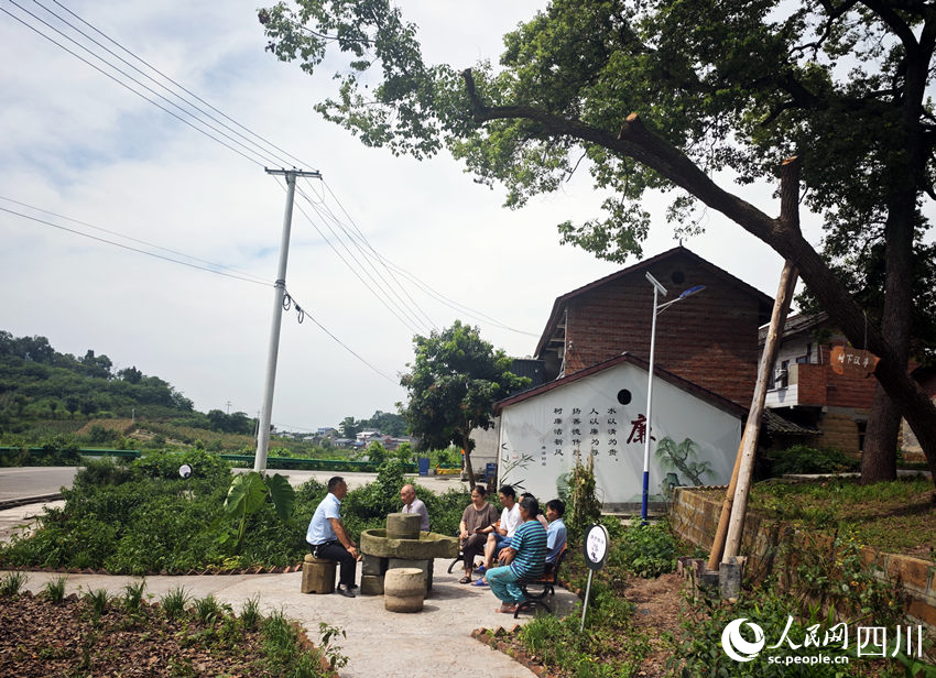 村民在樹下議事。蘭萍攝