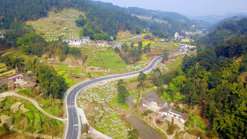 承載希望的農(nóng)村公路蜿蜒向前。四川省交通運輸廳供圖