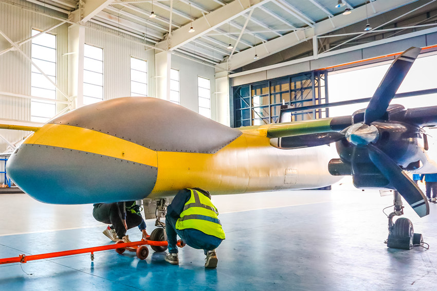 自貢航空產(chǎn)業(yè)園內(nèi)，專(zhuān)業(yè)人員正在做無(wú)人機(jī)檢查調(diào)試工作。宋姿熠供圖