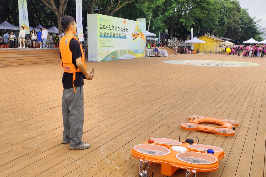 龍舟賽現(xiàn)場(chǎng)的水上救援無人機(jī)。受訪者供圖