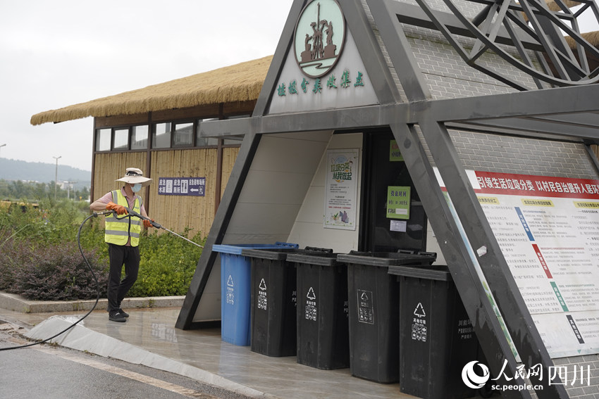 農(nóng)村垃圾分類回收點(diǎn)。屈超英攝