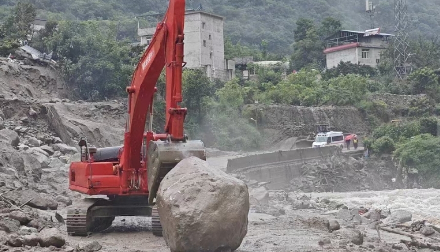 搶通被沖毀道路。中國(guó)安能三局供圖