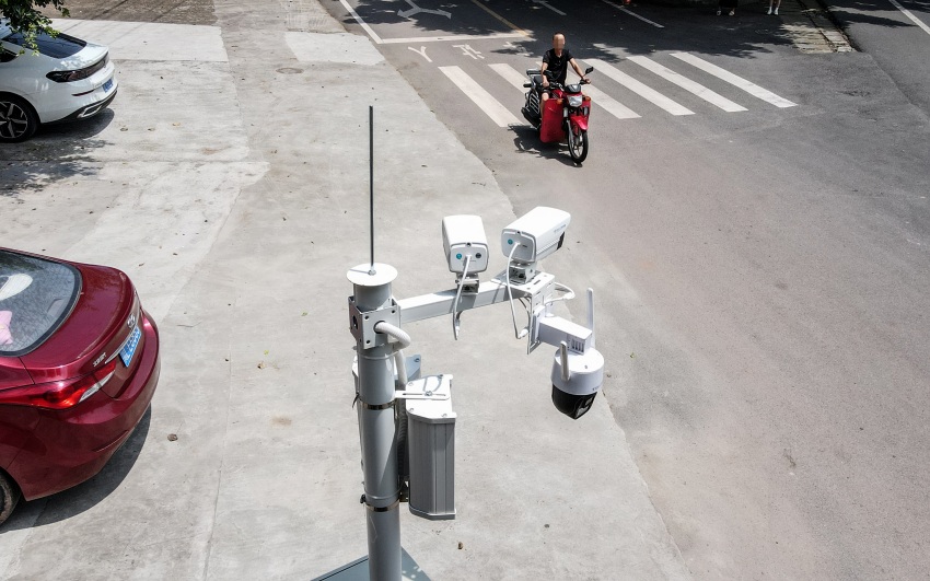 “AI近鄰警察”對一名騎電瓶車不戴頭盔的駕駛?cè)诉M行語音提醒。張磊供圖