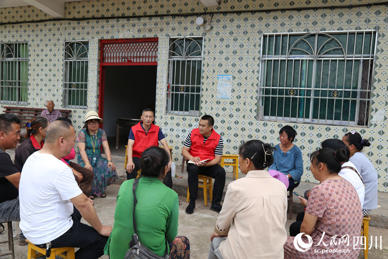 安居區(qū)常理鎮(zhèn)常樂村清廉驛站工作人員開展入戶走訪工作。鄒歡攝