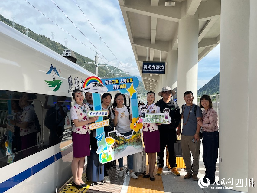 首發(fā)車乘客打卡。人民網(wǎng)記者 郭瑩攝