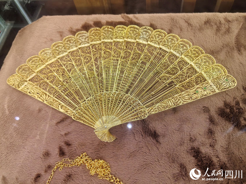 制作精良的“金扇子”。人民網(wǎng)記者 劉海天攝