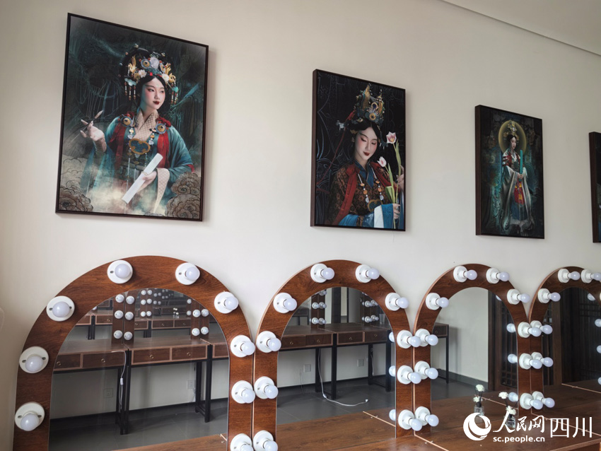 雁鴻國風(fēng)研習(xí)技藝館內(nèi)部裝飾。人民網(wǎng)記者 劉海天攝