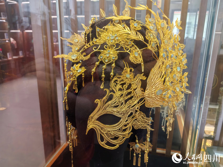 制作精美的頭飾。人民網(wǎng)記者 劉海天攝