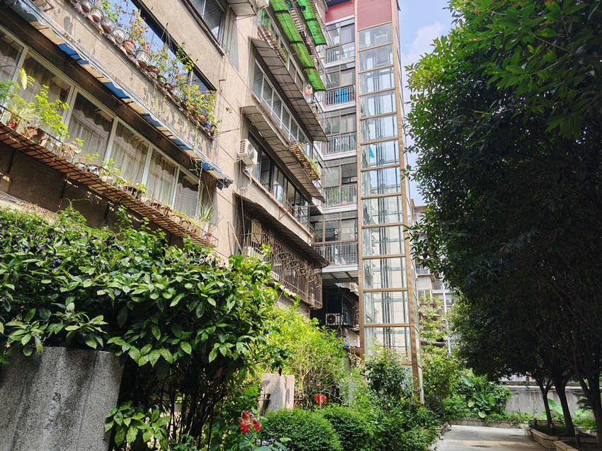 清江東路39號院加裝的電梯。實(shí)習(xí)生 陳萱攝