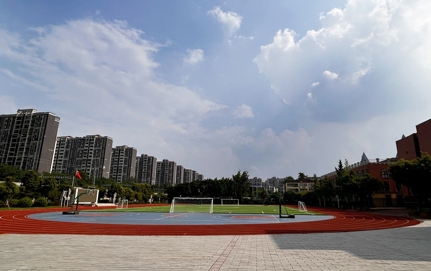 成都市第三十七中學(xué)校運(yùn)動場改造后煥然一新。人民網(wǎng) 彭茜攝