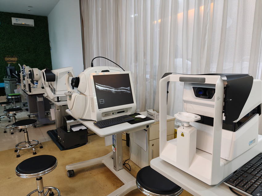 成都愛迪眼科醫(yī)院特檢科內(nèi)的先進(jìn)設(shè)備。實(shí)習(xí)生 陳萱攝