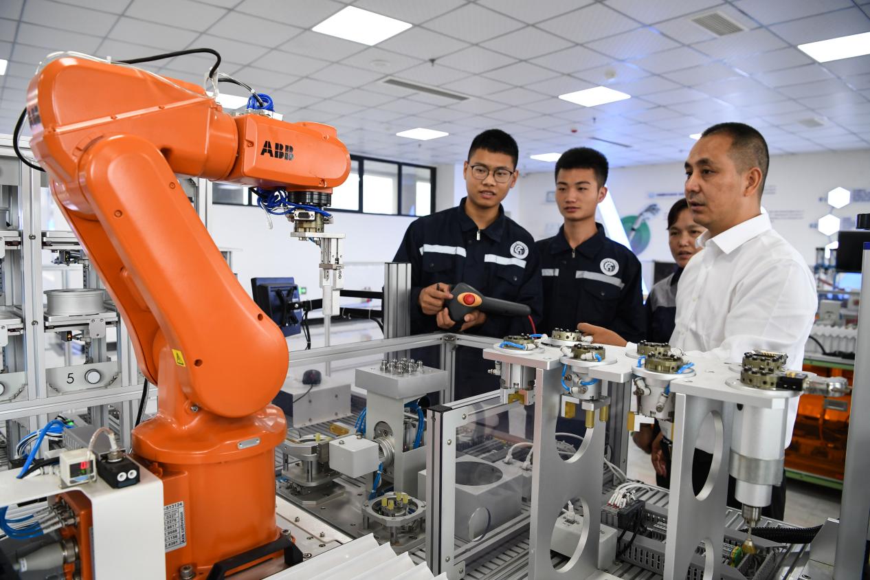 瀘州職業(yè)技術(shù)學(xué)院學(xué)生進(jìn)行工業(yè)機(jī)器人實(shí)訓(xùn)操作。瀘州職業(yè)技術(shù)學(xué)院供圖