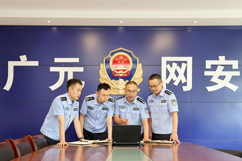 民警李衛(wèi)東正與同事一起商討案情。廣元公安供圖