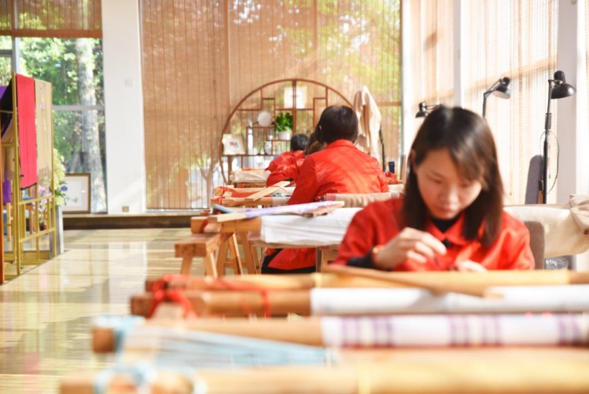 青白江區(qū)美麗工坊——“繡緣紅”。成都市殘聯(lián)供圖
