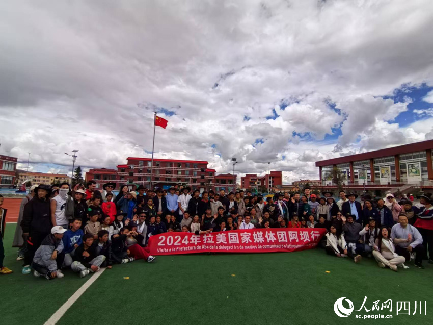 同學(xué)們與外國(guó)客人合影。人民網(wǎng)記者 劉海天攝